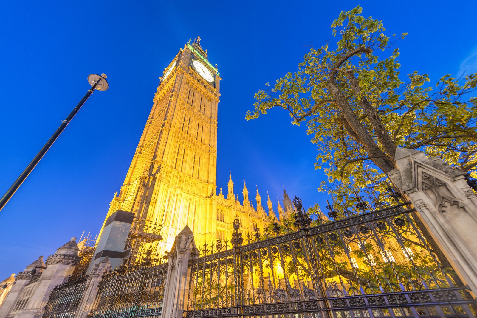 street view of westminster palace at night in lond 2026 03 26 08 40 35 utc